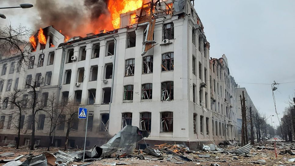 Brand in einem Fakultätsgebäude der Universität Charkiw nach einem russischen Raketenangriff, Foto vom ukrainischen Katastrophenschutz © Emergency Service Of Ukraine