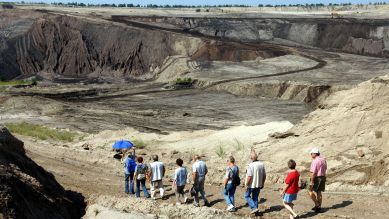 Touristen wandern durch das Lausitzer Seenland © dpa