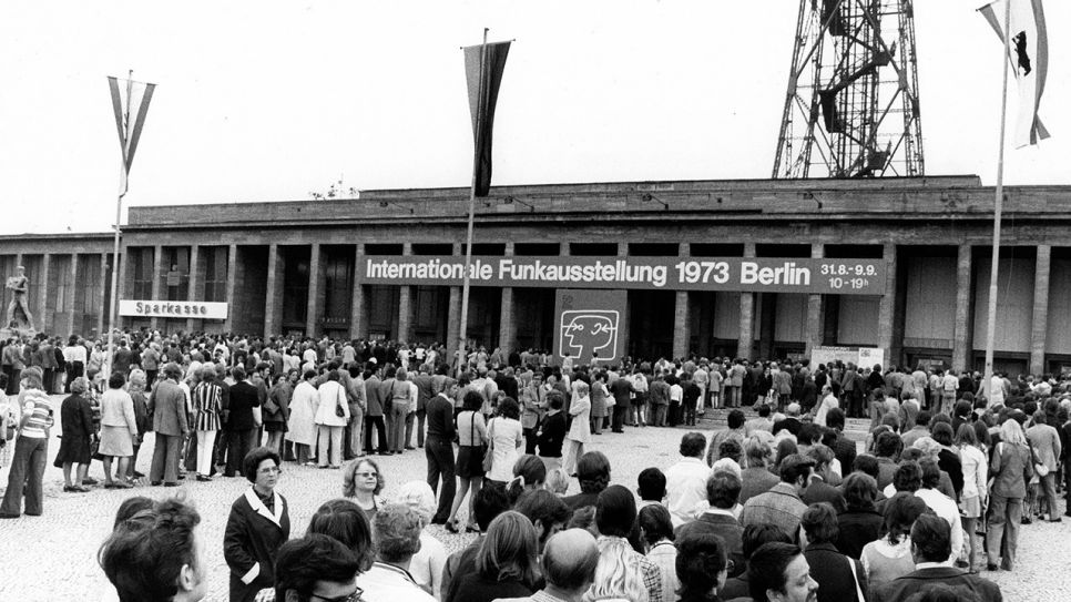 "Menschenschlangen zur Eröffnung der Internationalen Funkausstellung 1973"; © Messe Berlin GmbH